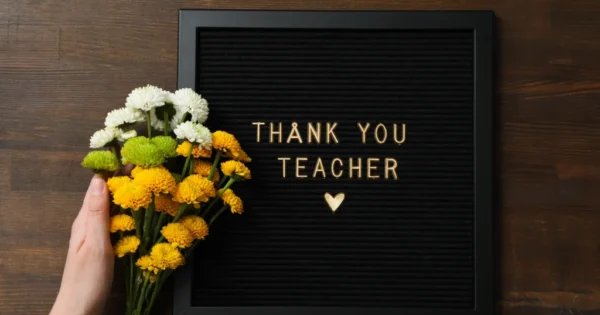 Tablica z napisem Thank You Teacher i bukietem kwiatów – podziękowanie dla nauczyciela na zakończenie roku szkolnego